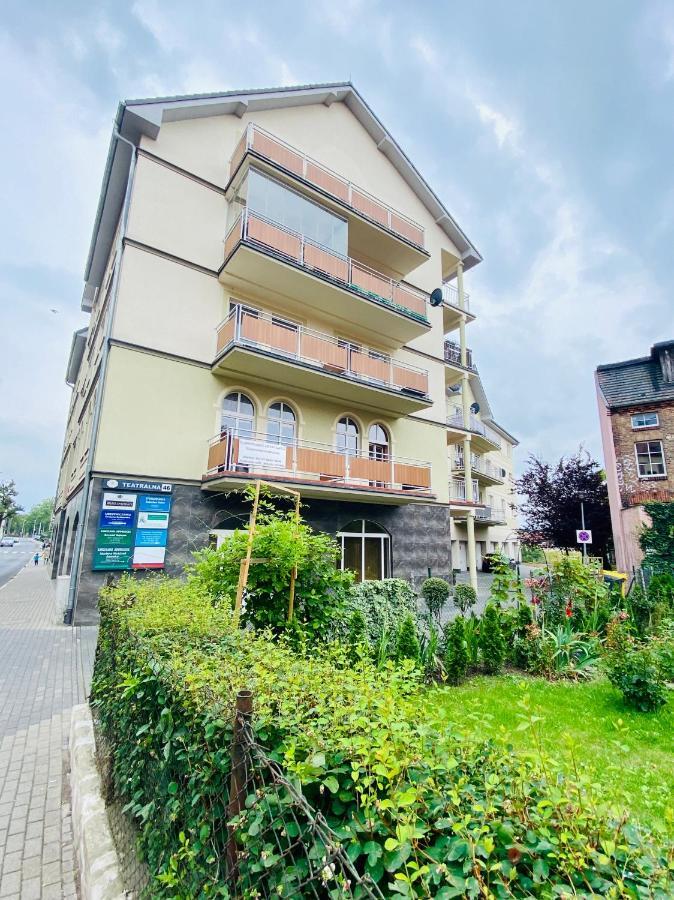 Apartamenty Teatralne ゴジュフ・ヴィエルコポルスキ エクステリア 写真